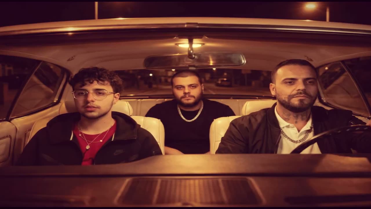 Gece sokağında arabada oturan üç sanatçı