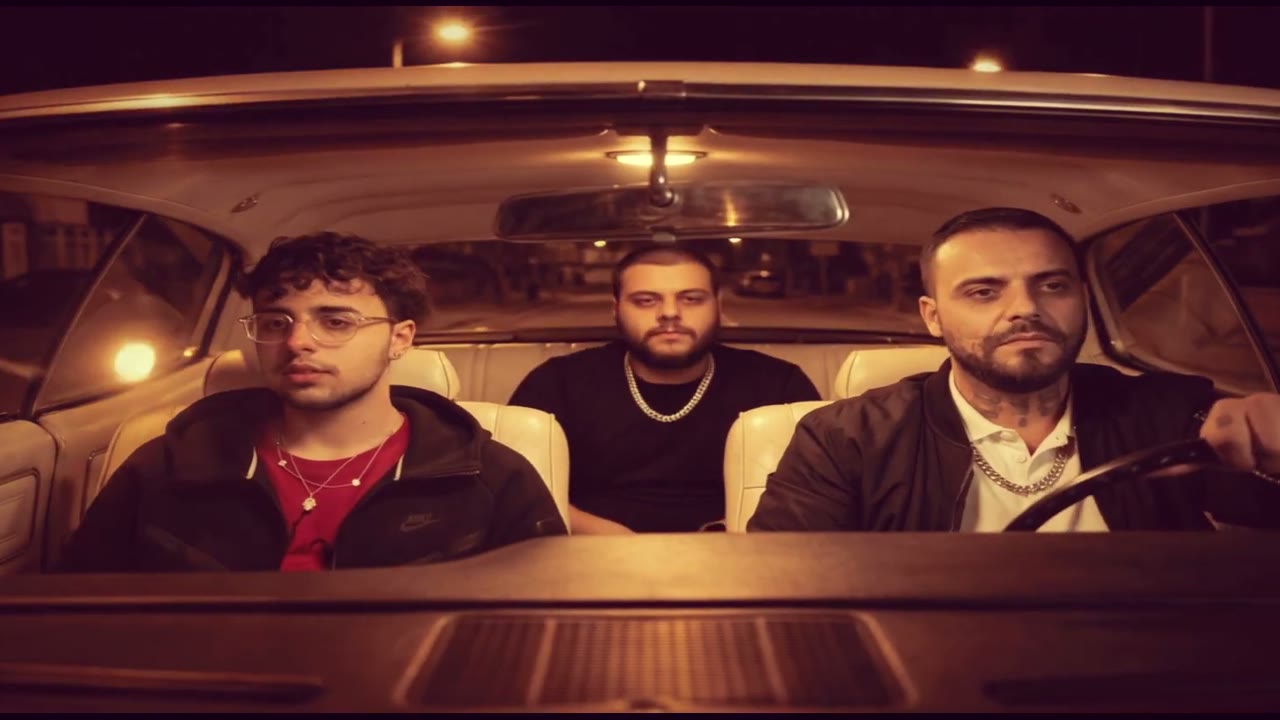 Gece sokağında arabada oturan üç sanatçı